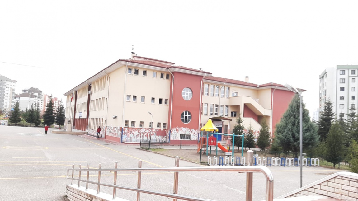 Eryaman Şehit Abdulkadir Yüzbaşıoğlu Ortaokulu Fotoğrafı