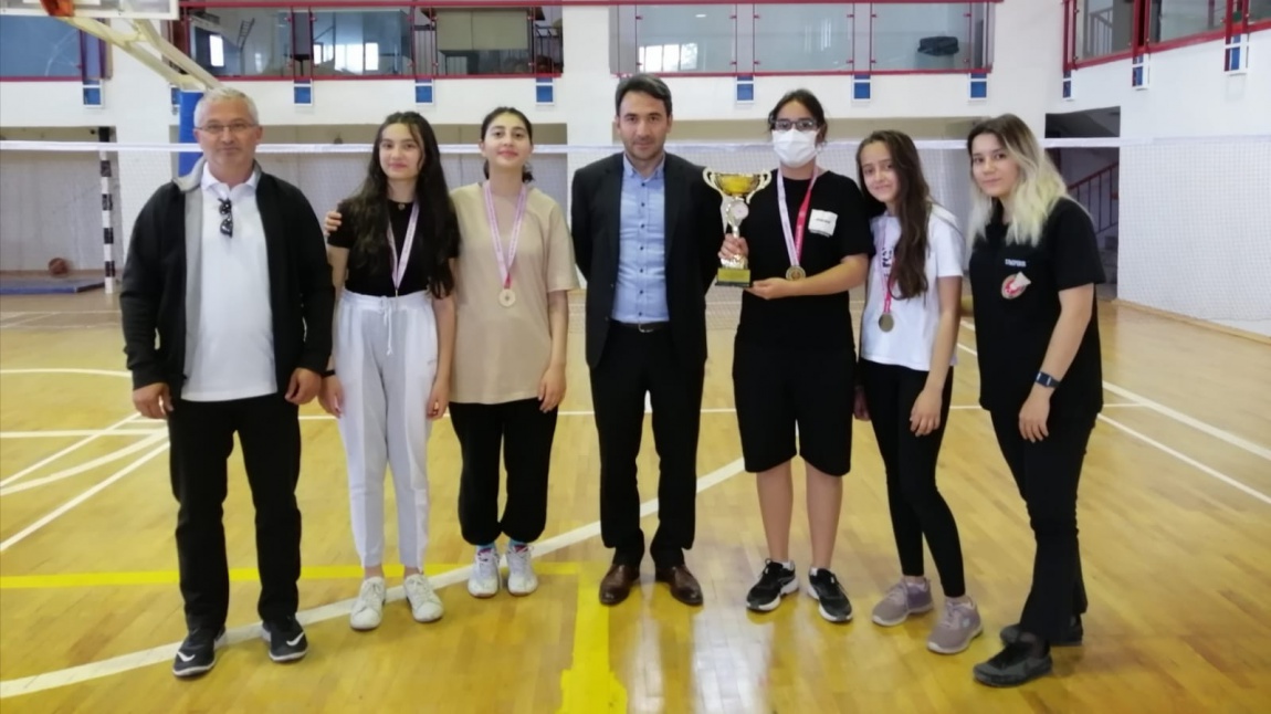 Etimesgut Yıldız Kızlar Badminton İlçe Birinciliği Müsabakalarında ilçe  şampiyonluğu